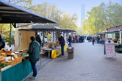 Marktstände  Wochenmarkt auf dem Marktplatz in Hamburg Rothenburgsort, im Hintergrund der historische Wasserturm - dem Wahrzeichen des Stadtteils.