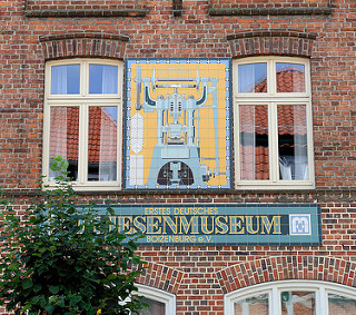 Fassade vom ersten deutschen Kachelmuseum in Boizenburg - Kachelbild einer Friktions-Fliesenpresse an der Fassade des Gebäudes in der Reichenstraße.