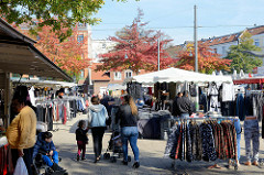 Marktstände auf dem Wochenmarkt in Hamburg Wilhelmsburg / Stübenplatz.