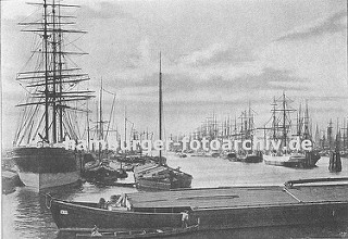 Hamburgensie aus dem Hamburger Hafen - Segelschiffhafen.  Blick vom Segelschiffkai in den Segelschiffhafen,  ca. 1890; links der Amerikakai und rechts der Asiakai. Kähne haben längsseits an den Frachtschiffen fest gemacht.