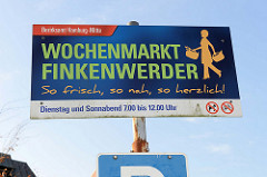Hinweisschild vom Bezirksamt Hamburg-Mitte auf den  Wochenmarkt in Hamburg Finkenwerder, Finksweg.