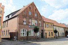Erstes deutschen Kachelmuseum in Boizenburg - Kachelbild einer Friktions-Fliesenpresse an der Fassade des Gebäudes in der Reichenstraße.