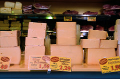 Marktstand mit Schinken und Käse auf dem Hamburger Wochenmarkt in Farmsen-Berne, Berner Heerweg.