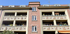 Baudenkmal in der Mergellstraße von Hamburg Harburg, der Siedlungsbau wurde 1928 errichtet. Die jetzt denkmalgeschützten Wohngebäude wurden von dem Architekten Eugen Schnell entworfen. Den Fassadenschmuck / keramischen Bauschmuck hat Richard Kuöhl ge