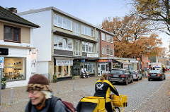 Wohnhäuser / Geschäftshäuser in der   Wedeler Landstraße von Hamburg Rissen.