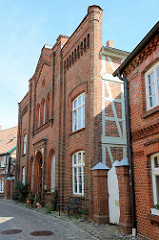 Rechts das Gebäude der ehemaligen Synagoge In Boizenburg/Elbe, kleine Wallstraße. Hier war bis 1892 der religiöser Versammlungsort der jüdischen Gemeinde. Danach wurde das historische Gebäude bis 1934 von der Freimaurerloge Vesta zu den drei Türmen g