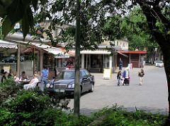 Alte Aufnahme vom Rothenburgsorter Marktplatz im Hamburger Stadtteil Rothenburgsort - Ladenzeile, Flachbauten im Baustil der 1960er Jahre; Geschäfte. ( 2004 )