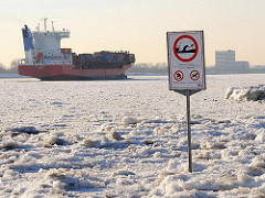 Hamburg-Fotos vom Winter - Eis auf der Elbe, Frachter.