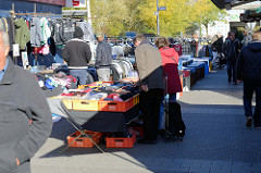 Marktstand mit Kleidung auf dem Fleetplatz - Wochenmarkt in Hamburg Neuallermöhe.