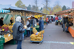 Marktstände auf dem Wochenmarkt am Moorhof im Hamburger Stadtteil Poppenbüttel.