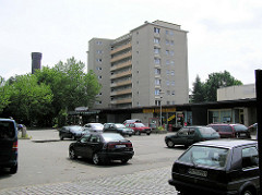 Alte Aufnahme vom Rothenburgsorter Marktplatz im Hamburger Stadtteil Rothenburgsort - Ladenzeile, Flachbauten im Baustil der 1960er Jahre;  Hochhaus und die Spitze vom historischen Wasserturm. ( 2004 )