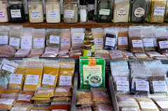 Marktstand mit Gewürzen auf dem Wochenmarkt im Hamburger Stadtteil Neugraben-Fischbek; z. B. Green Curry Paste, Fleur de Sel oder Chilisalz.