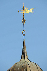 Spitze vom Laternenturm auf dem historischen Rathaus von Boizenburg/Elbe  - Wetterfahne mit der Jahreszahl 1712, dem Baujahr des Gebäudes sowie ein galoppierendes Einhorn mit der Jahreszahl 1879.