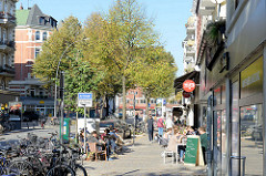 Sonniger Herbstnachmittag eines Sonntages an der Osterstraße  im Hamburger Stadtteil Eimsbüttel.  Restaurants und Cafés haben ihre Tische auf den Bürgersteig gestellt, die EimsbüttlerInnen genießen das besondere Stadtteilflair.