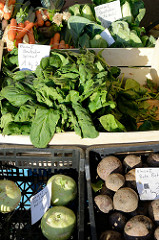 Gemüsestand   mit frischem Spinat, Rote Bete und Spitzkohl  auf dem Wochenmarkt am Quarree im Hamburger Stadtteil Wandsbek.