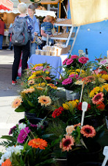 Blumenstand auf dem Wochenmarkt Sand im Hamburger Stadtteil Harburg.