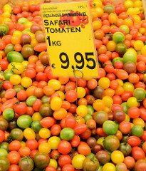 Marktstand mit Obst und Gemüse  auf dem Wochenmarkt in der Großen Bergstraße, Stadtteil Hamburg Altona / Altstadt; bunte, aromatische Safari Tomaten aus den Hamburger Vierlanden werden zum Verkauf angeboten.