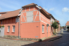Baudenkmal in der Mühlenstraße von Boizenburg/Elbe; historisches Wohnhaus mit Nebengebäude -  farblich abgesetzte Fachwerkkonstruktion.