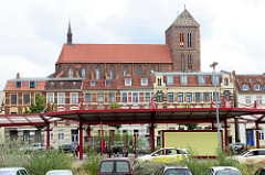Blick über den ZOB - Busbahnhof in der Hansestadt Wismar zur Sankt Nikolaikirche;  Die Kirche wurde von 1381-1487 als Kirche der Seefahrer und Fischer erbaut. Sie gilt als Meisterwerk der Spätgotik und ist als Teil der Wismarer Altstadt seit 2002 a