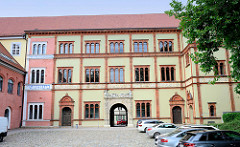 Historische, denkmalgeschützte Architektur in der Hansestadt Wismar; Fürstenhof im Baustil der Renaissance. Die Residenz wurde 1553/54 von Herzog Johann Albrecht I. für dessen Hochzeit mit Anna Sophie von Preußen  nach Plänen von Gabriel von Aken und