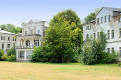 Klassizistische Promenadenvillen im Ostseebad Heiligendamm / Bad Doberan - teilweise restauriert oder schon zur Restaurierung entkernt.