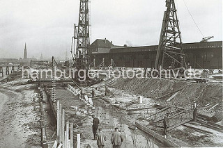 Der alte Petroleumhafen wurde ab der 1920er Jahre zum Südwesthafen umgebaut. Die Kaianlage des zukünftigen Togokais ist eine Baustelle. Rammen treiben Pfeiler als Unterkonstruktion des Hafenkais in den Untergrund.