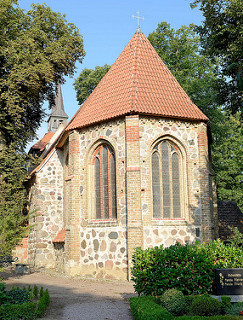 Rückseite der Sankt Johanniskirche in Kühlungsborn - der älteste Teil der Kirche wurde um 13. Jahrhundert aus Feldstein errichtet, der jetzige Kirchturm wurde um 1680 aus Holz errichtet.