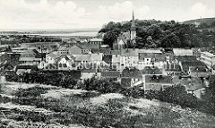 Historische Fotografie mit dem Blick auf die Dächer und die Nikolaikirche der Stadt Oderberg; im Hintergrund verläuft die Alte Oder.