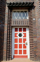 Detail Eingangstür mit Oberlicht der expressionistische Backstein-Architektur der Berufsfeuerwache in Wismar an der frischen Grube, errichtet 1928 - Architekt Arthur Eulert.