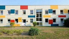 Wohnhaus/Flachbau mit farbigen Rechtecken an der Hausfassade in der Rudolf Breitscheid Straße von Wismar.