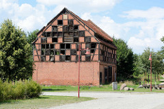 Altes Speichergebäude, Trocknungsscheune für Tabakblätter in Gartz / Oder.