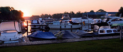 Sonnenaufgang, früher Morgen in der Marina  Oderberg an der Alten Oder; der Hafen und Wasserwanderrastplatz hat ca. 75 Liegeplätze und ein angeschlossenes Restaurant.