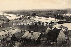 Historische Luftaufnahme von Oderberg, Blick über die Stadt zur Alten Oder auf der ein Schleppverband fährt.