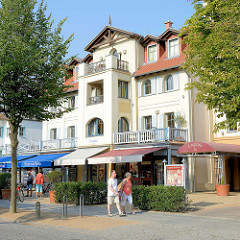 Wohnhaus mit Ferienwohnungen und im Erdgeschoss Geschäfte in der Strandstraße von Kühlungsborn.