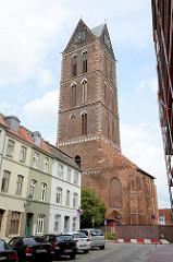 Kirche St. Georgen in Wismar; ihr Bau wurde 1295 begonnen und war das  Gotteshaus der Landesherren und der Handwerker von Wismar. Die Kirche steht als Teil der Wismarer Altstadt seit 2002 auf der Liste des UNESCO-Weltkulturerbes.
