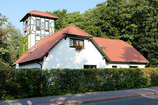 Villa mit Aussicht Fachwerkturm mit Geranienkästen vor den Fenstern;   Strandstraße im Ostseebad Kühlungsborn.