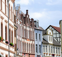 Giebel / Fassaden von denkmalgeschützten Wohnhäusern in der Lübschen Straße von Wismar.