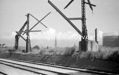 Alte Kaianlage  / Asiakai im Segelschiffhafen von Hamburg - im Hintergrund das Gasometer auf dem Grasbrook und der Kirchturm der St. Nikolaikirche.