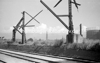 Alte Kaianlage  / Asiakai im Segelschiffhafen von Hamburg - im Hintergrund das Gasometer auf dem Grasbrook und der Kirchturm der St. Nikolaikirche.