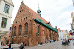 Ansicht der Heiligen Geistkirche in der Lübschen Straße von Wismar; die Kirche war eine Spitalkirche, in der Kranke und Bedürftige versorgt und gepflegt wurden. Mit dem Bau der Kirche wurde nach 1320 begonnen.