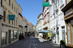 Fußgängerzone untere Landstraße in Krems an der Donau,  schmale Gasse mit historischen Bürgerhäusern /Geschäftshäusern, die im Baukern aus dem 16. Jahrhundert stammen und teilweise mit barocken Fassaden versehen wurden.