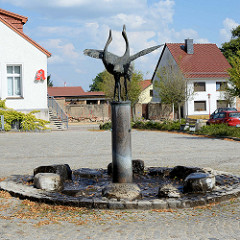 Marktplatz von Gartz/Oder - Platz mit Brunnen, tanzende Vögel.