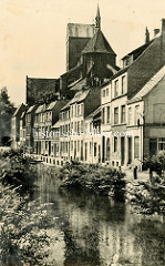 Alte Fotografie aus der Hansestadt Wismar, Blick über die  Wohnhäuser am Mühlenbach zur Sankt Nikolaikirche.