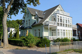 Villa, Wohnhaus mit angebauten Wintergarten und Balkons, am Karpfenteich im Ostseebad Kühlungsborn.