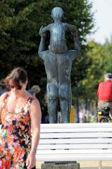 Bronzeskulptur  Vater und Sohn am Brückenvorplatz der Seebrücke im Ostseebad Kühlungsborn; die denkmalgeschützte Plastik wurde 1969 aufgestellt - Bildhauer Reinhard Schmidt.