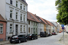 Wohnhäuser in der Mühlenstraße von Wismar; als historische Siedlungshäuser teilweise unter Denkmalschutz stehend.