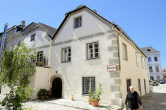 Rückseite von historischen Gebäuden am Schürerplatz in Stein an der Donau / Krems - Passauerhofgasse.