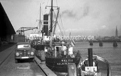 Frachtschiffe liegen am Amerikakai im Segelschiffhafen - Hafenbecken im Hamburger Hafen.