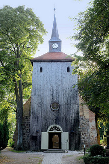 Sankt Johanniskirche in Kühlungsborn - der älteste Teil der Kirche wurde um 13. Jahrhundert aus Feldstein errichtet, der jetzige Kirchturm wurde um 1680 aus Holz gebaut.