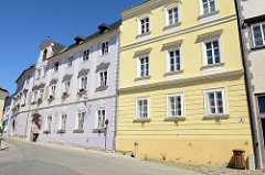 Historische Architektur am Pfarrplatz von Krems an der Donau - im Vordergrund ein Bürgerhaus, das 1858 mit einer frühhistorischen Fassade versehen wurde.